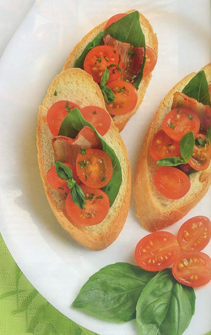 Bánh mì lát với cà chua bi - Santorino Coffee & Veggies 