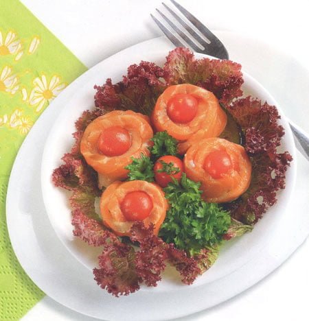Cá hồi cuộn cà chua bi áp chảo - Santorino Coffee & Veggies 