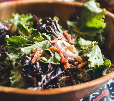 Cách làm salad với xà lách lolo tím