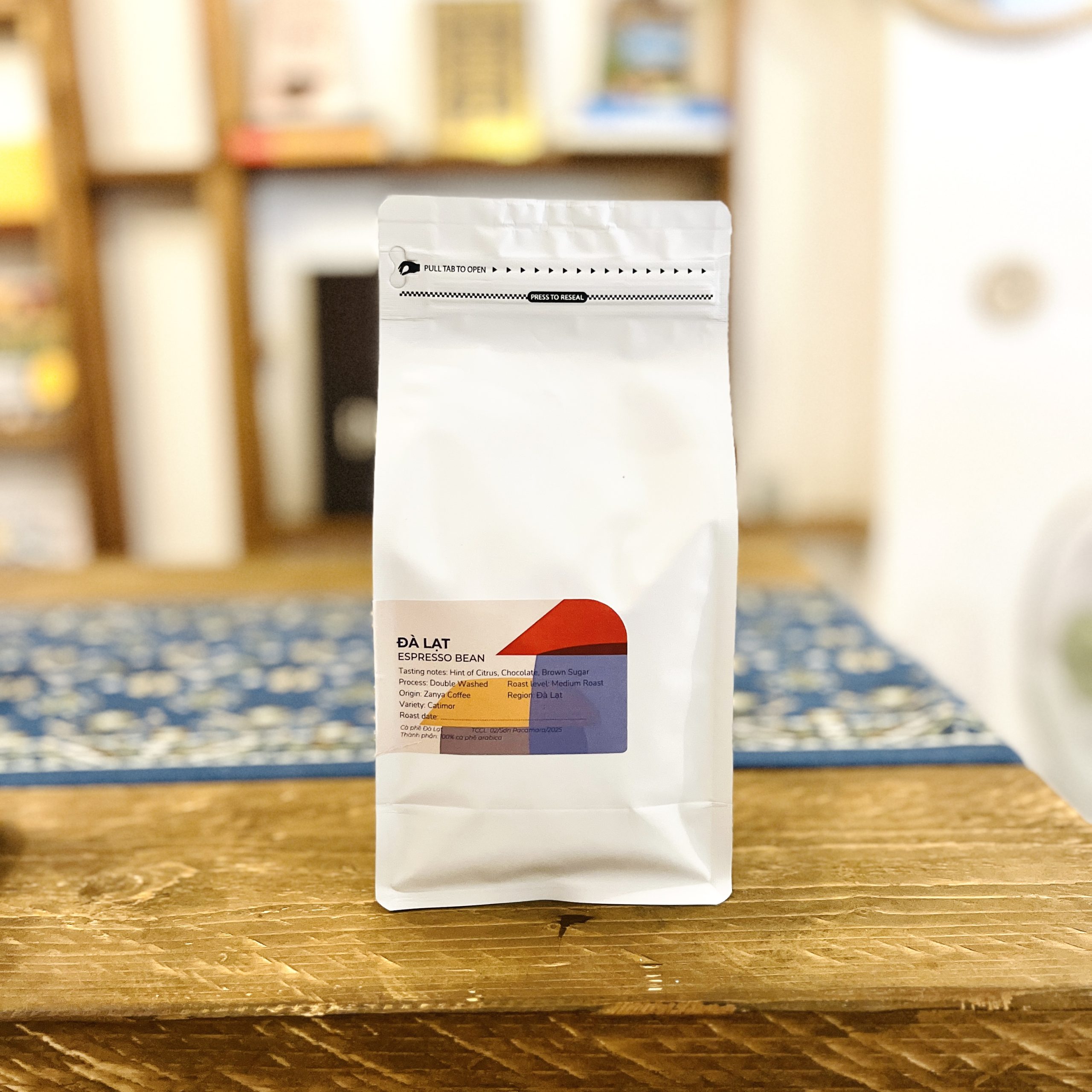 Arabica coffee beans with a separate craft paper label that says ‘Arabica’ placed beside the beans